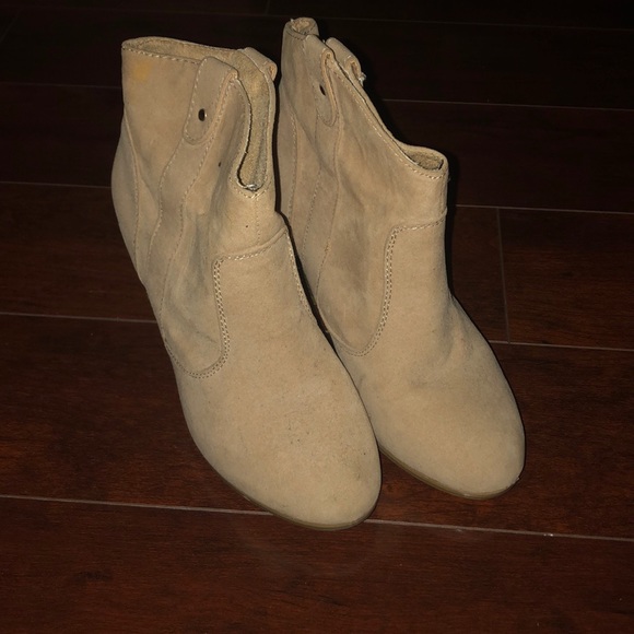 Beige and boots with small heel - Picture 2 of 4